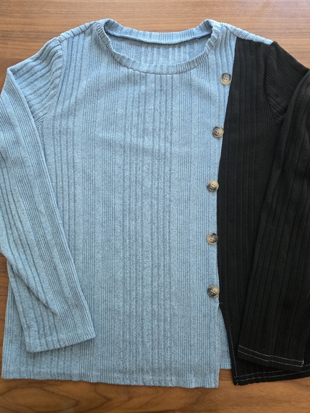 Colorblock Ribbed Knit Long Sleeve Top with Button Detail Size L